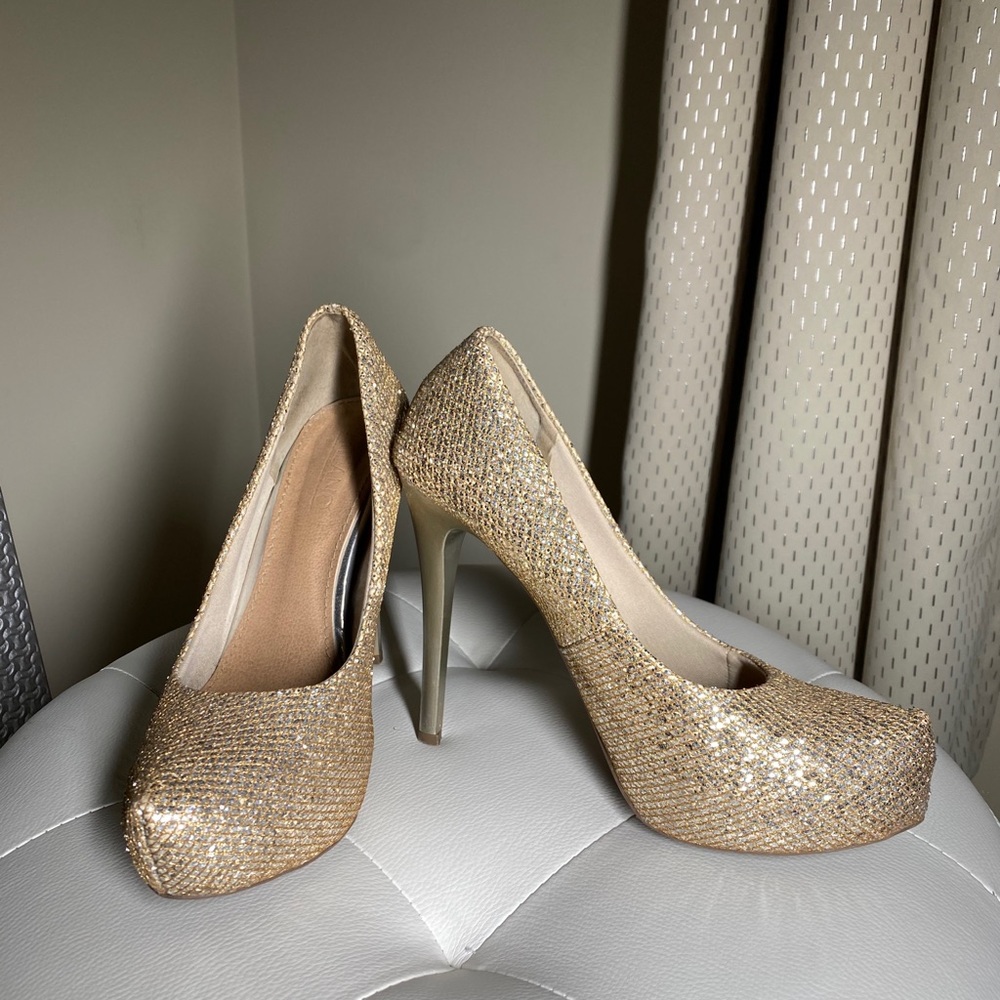 Sparkly gold shoes!